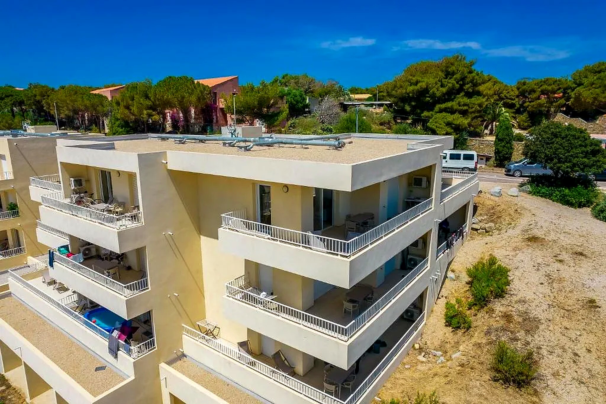Vue aérienne de la Résidence A Marina - Bât B à Lumio, architecture moderne face à la mer Méditerranée