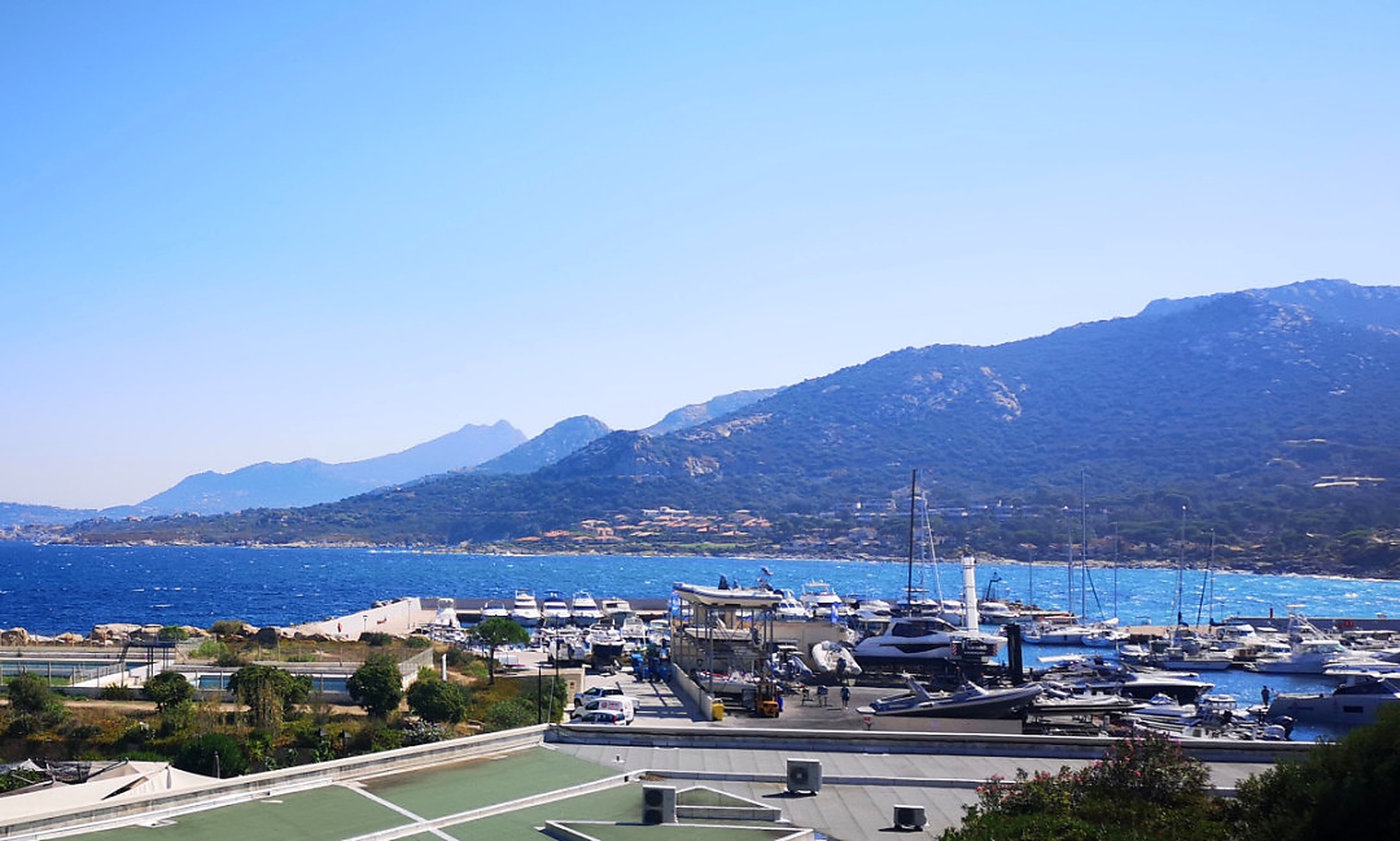 Terrasse spacieuse avec vue panoramique sur le Marine de Sant’Ambroggio, Résidence A Marina - Bât B